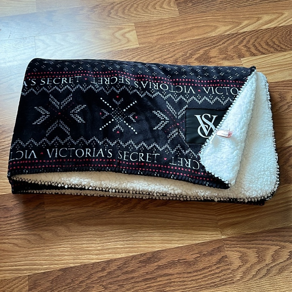 Victoria's Secret Sherpa Blanket - Picture 2 of 4